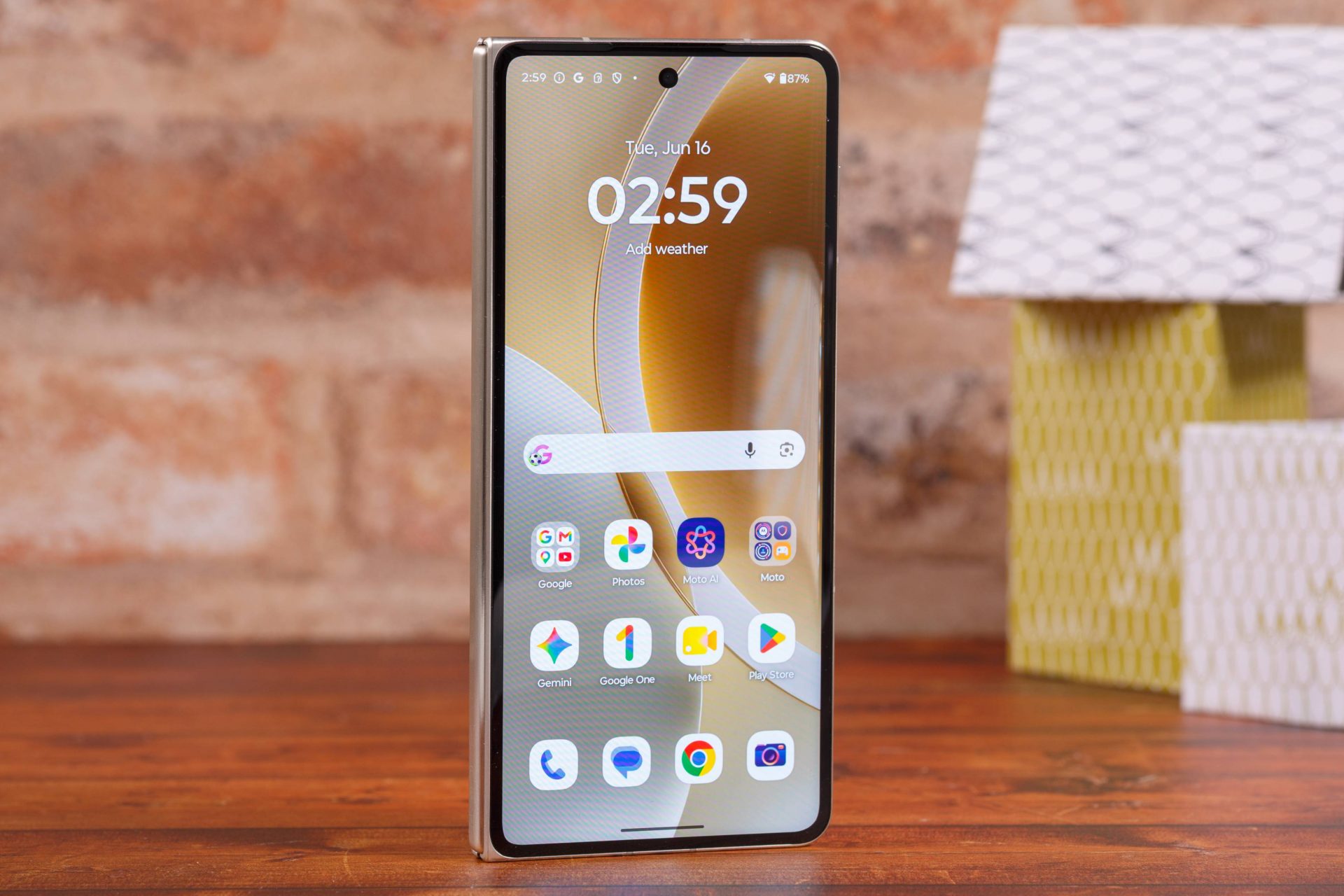 Убийца Galaxy Z Fold: Motorola выпускает свой первый большой складной смартфон Razr Fold картинка Смартфон Motorola Razr Fold: стоит ли брать? | DGL.RU