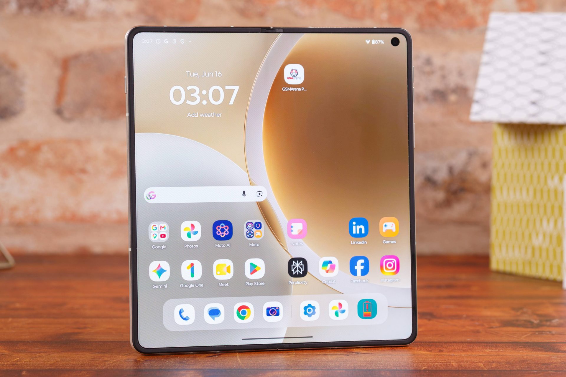 Убийца Galaxy Z Fold: Motorola выпускает свой первый большой складной смартфон Razr Fold картинка Смартфон Motorola Razr Fold: стоит ли брать? | DGL.RU