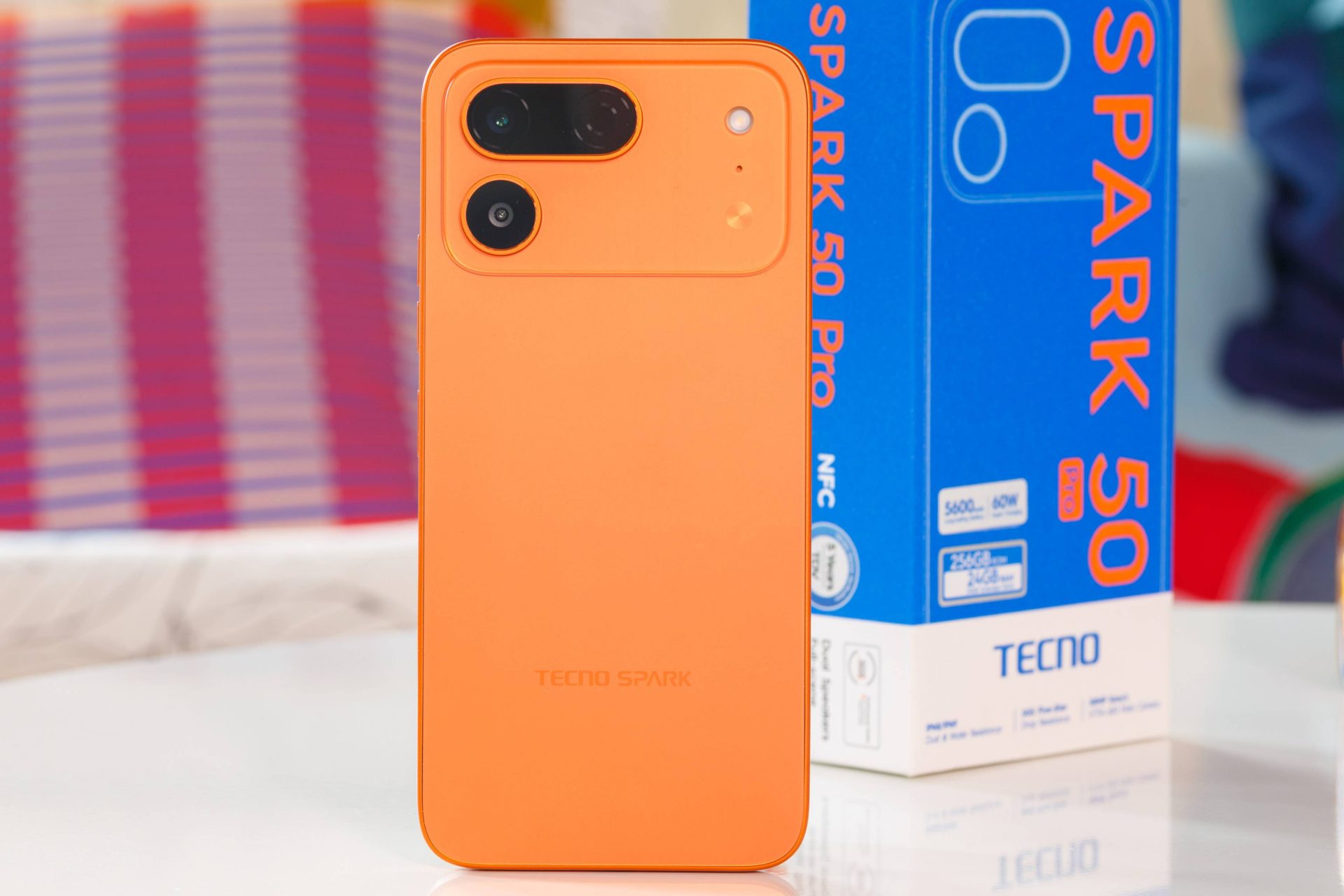 Взрывной оранжевый и шесть лет без забот: первый взгляд на Tecno Spark 50 Pro картинка Смартфон Tecno Spark 50 Pro: стоит ли покупать? | DGL.RU