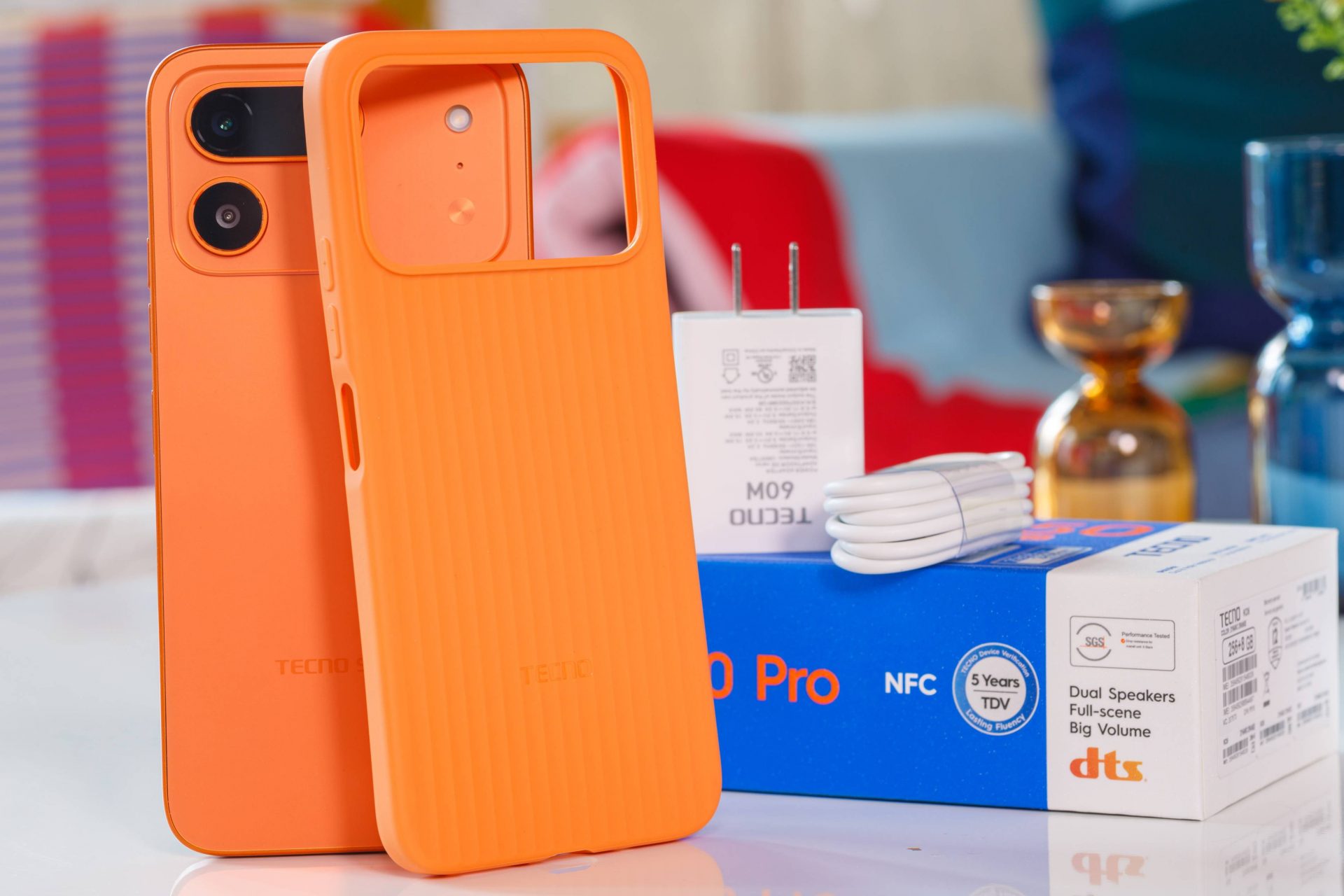 Взрывной оранжевый и шесть лет без забот: первый взгляд на Tecno Spark 50 Pro картинка Смартфон Tecno Spark 50 Pro: стоит ли покупать? | DGL.RU