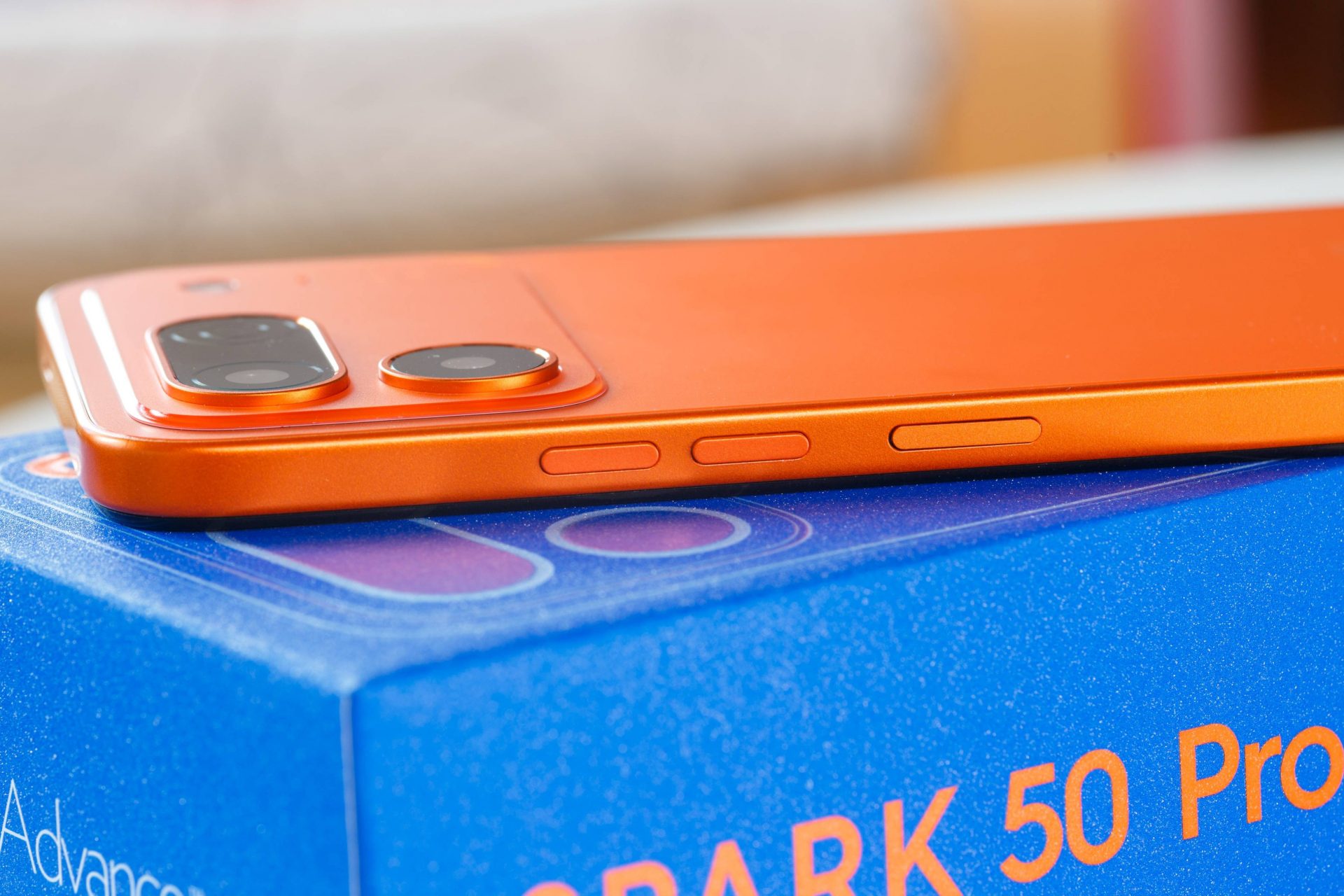 Взрывной оранжевый и шесть лет без забот: первый взгляд на Tecno Spark 50 Pro картинка Смартфон Tecno Spark 50 Pro: стоит ли покупать? | DGL.RU