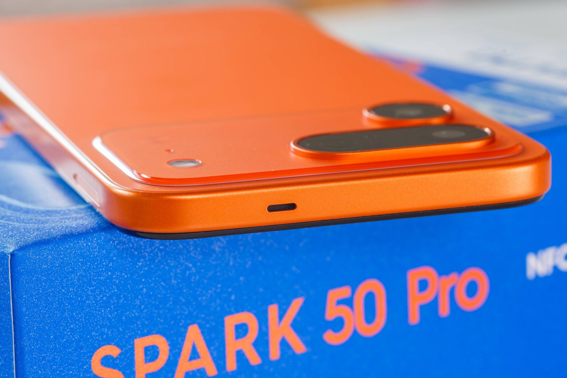 Взрывной оранжевый и шесть лет без забот: первый взгляд на Tecno Spark 50 Pro картинка Смартфон Tecno Spark 50 Pro: стоит ли покупать? | DGL.RU