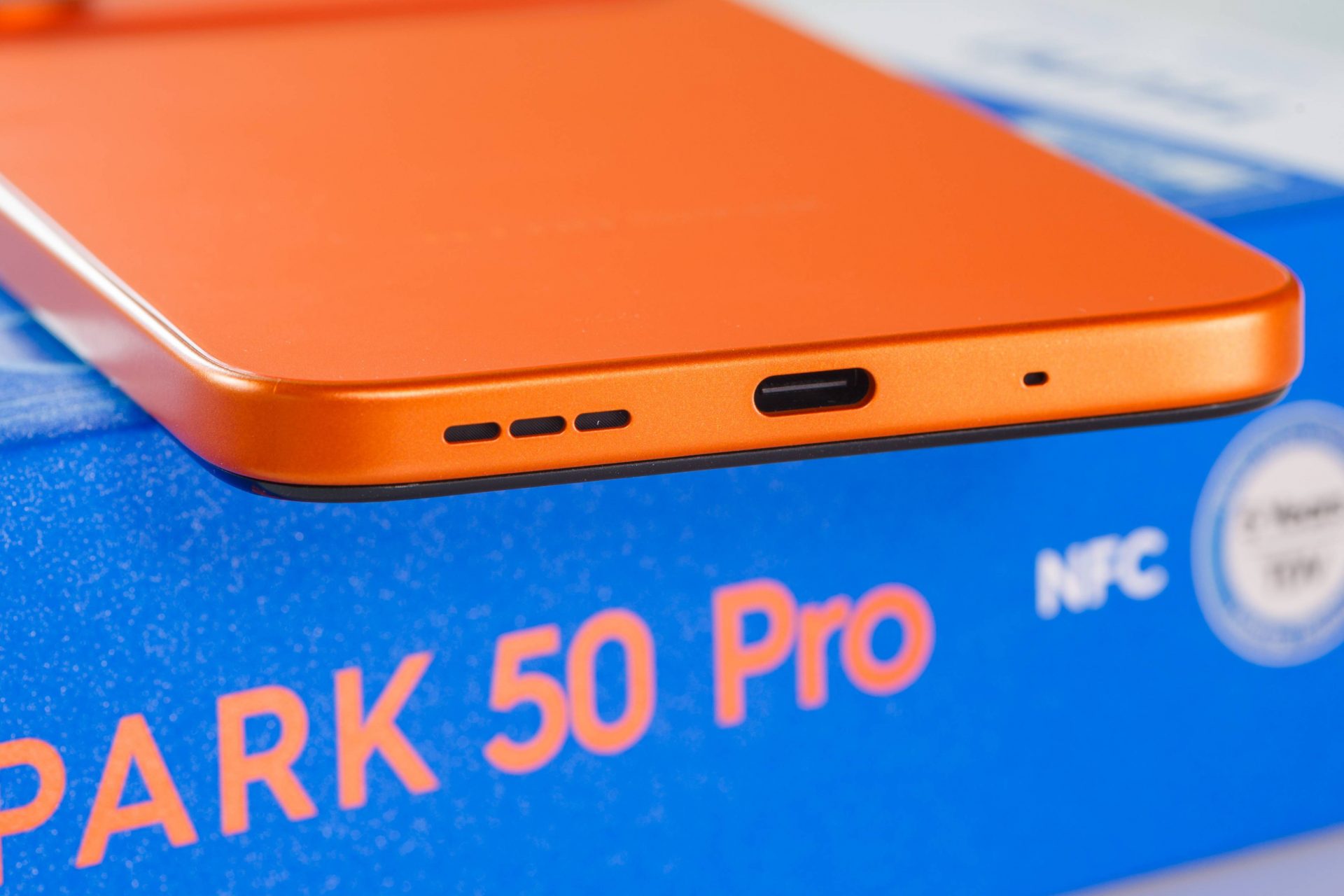 Взрывной оранжевый и шесть лет без забот: первый взгляд на Tecno Spark 50 Pro картинка Смартфон Tecno Spark 50 Pro: стоит ли покупать? | DGL.RU