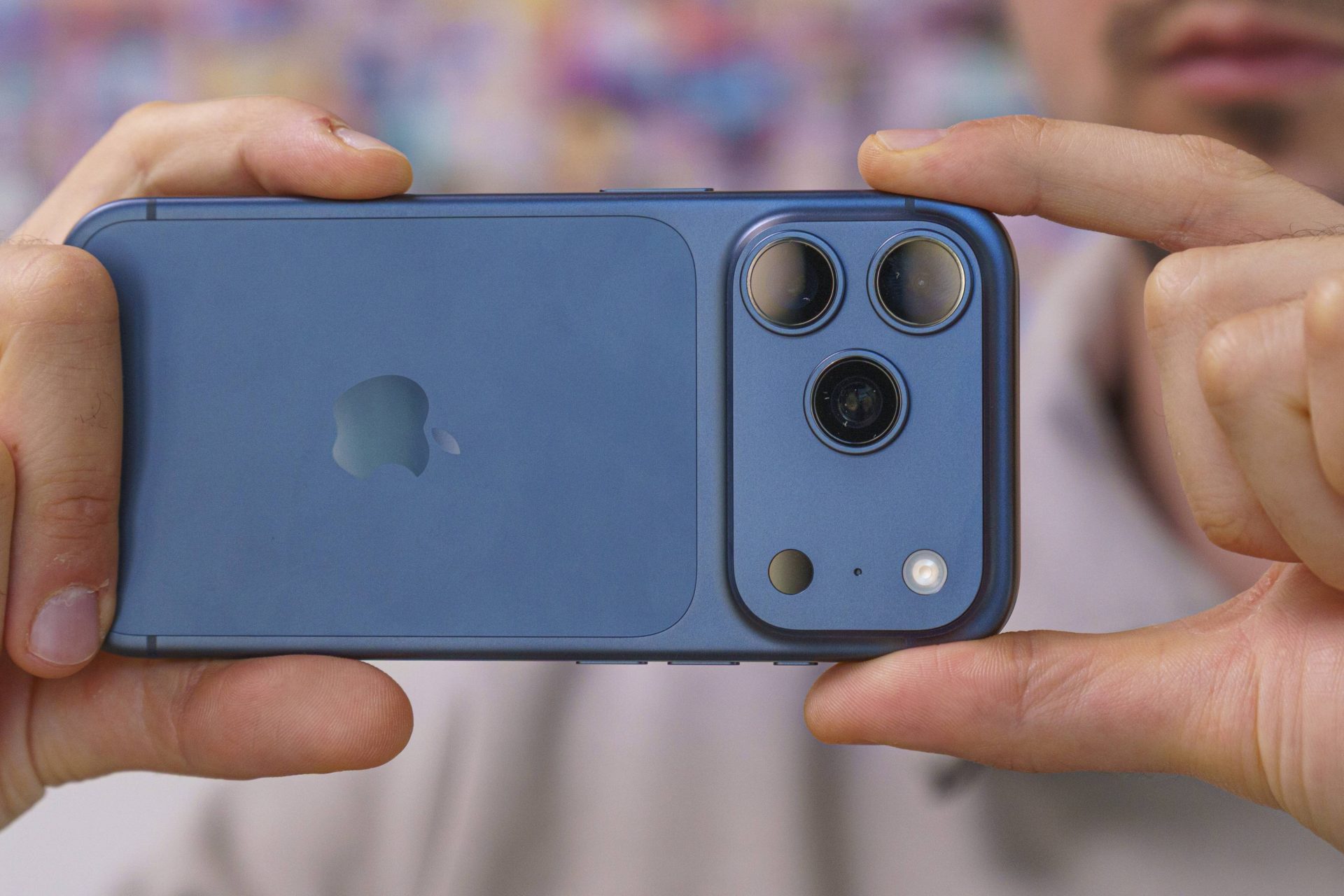 Золотой затвор: новые iPhone 18 Pro получат огромную камеру и рекордный прайс картинка Смартфон iPhone 18 Pro: стоит ли покупать? | DGL.RU