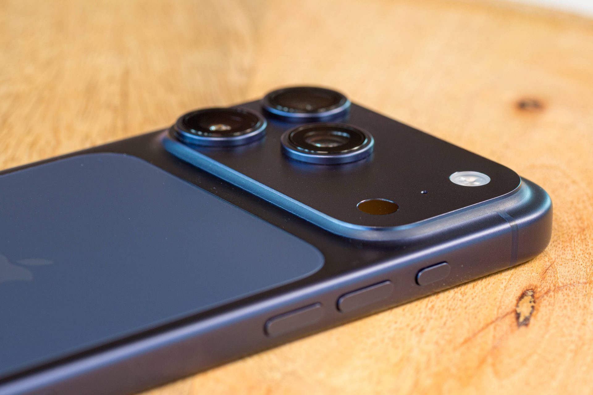 Золотой затвор: новые iPhone 18 Pro получат огромную камеру и рекордный прайс