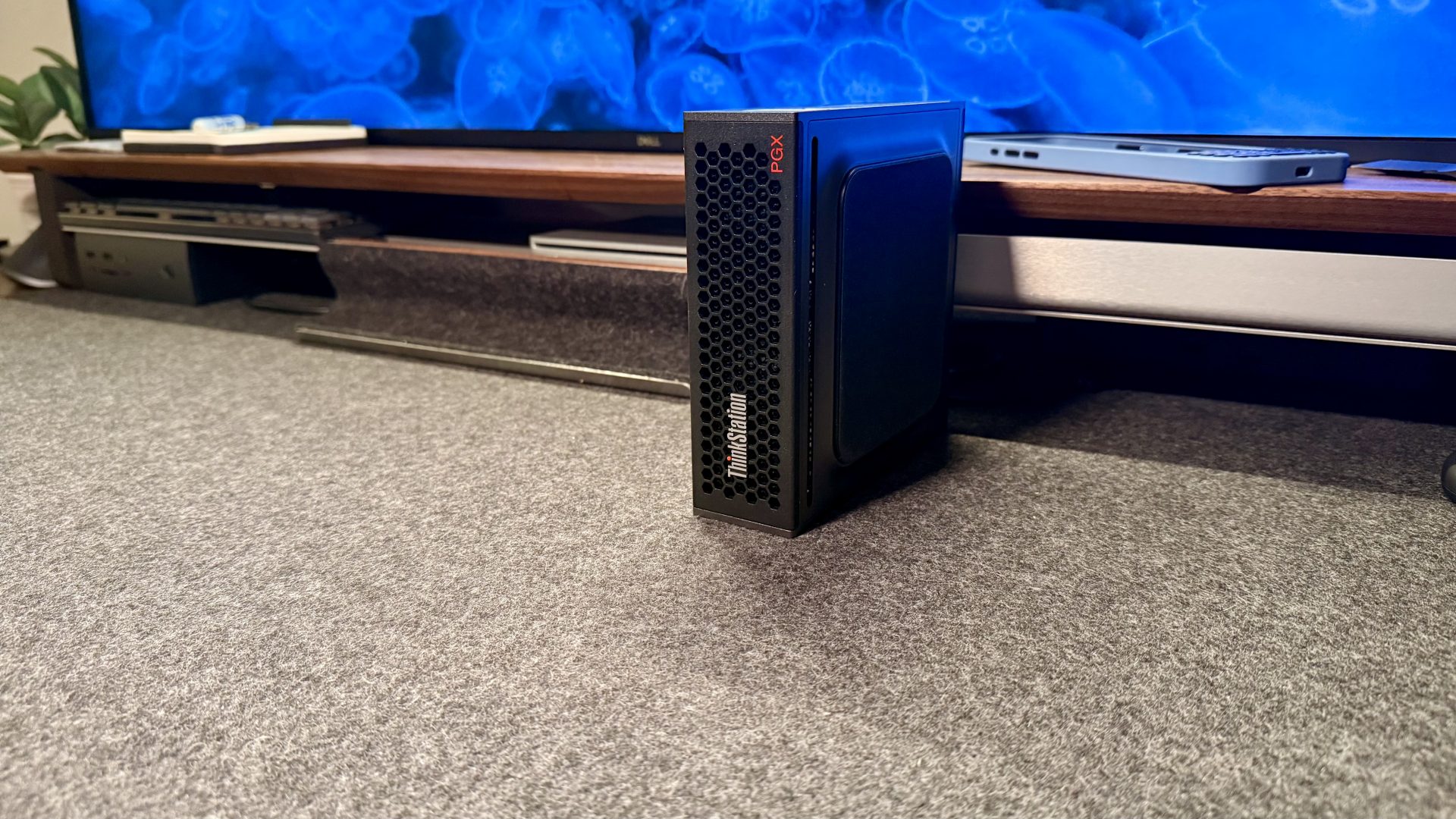 Обзор Lenovo ThinkStation PGX: мини-монстр для ИИ-моделей картинка Lenovo ThinkStation PGX