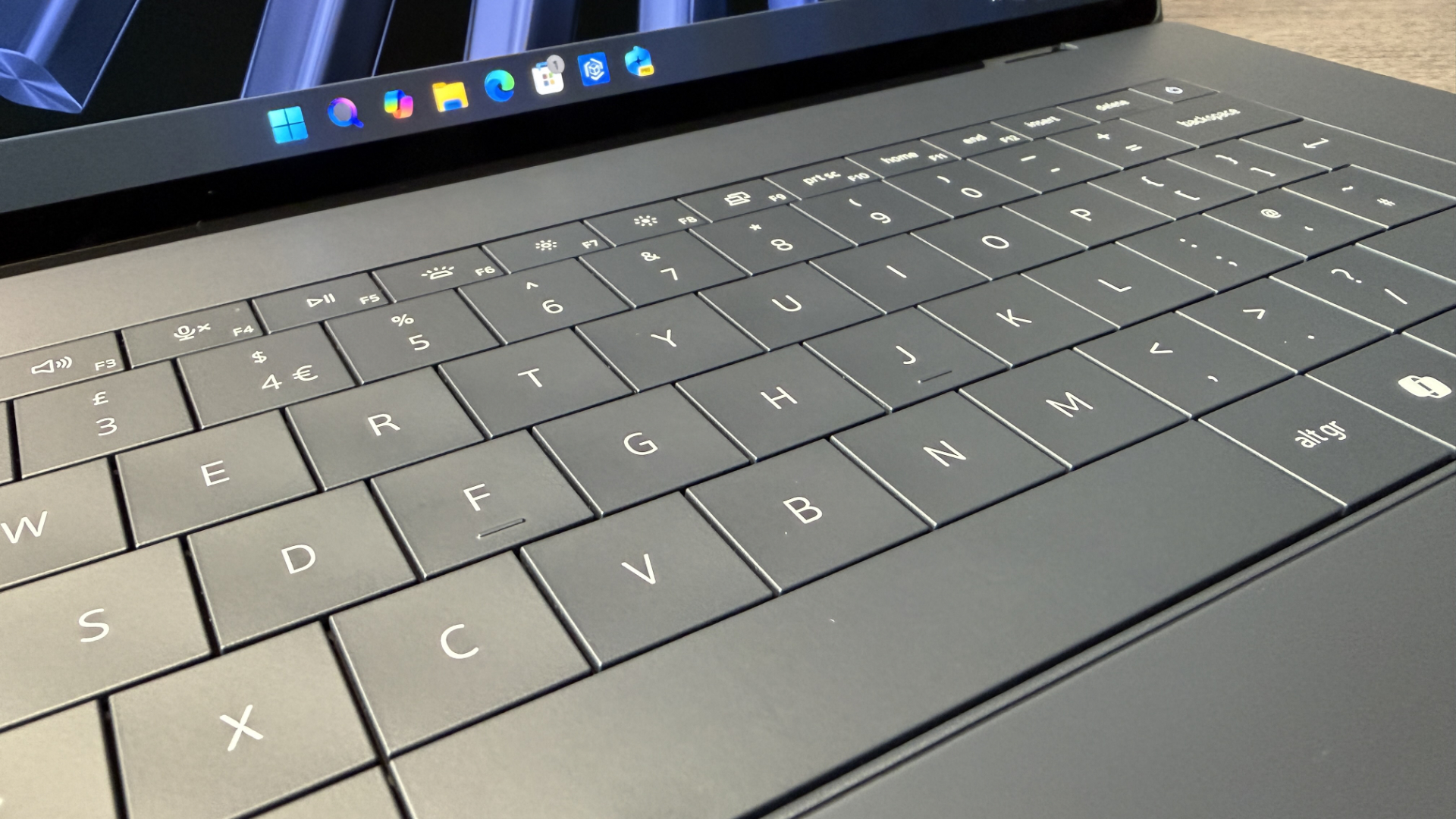 Обзор Dell XPS 16: потрясающий 3K OLED и всего три порта картинка Dell XPS 16
