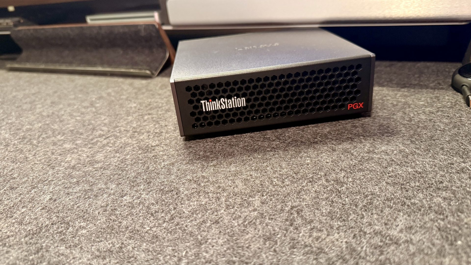 Обзор Lenovo ThinkStation PGX: мини-монстр для ИИ-моделей картинка Lenovo ThinkStation PGX