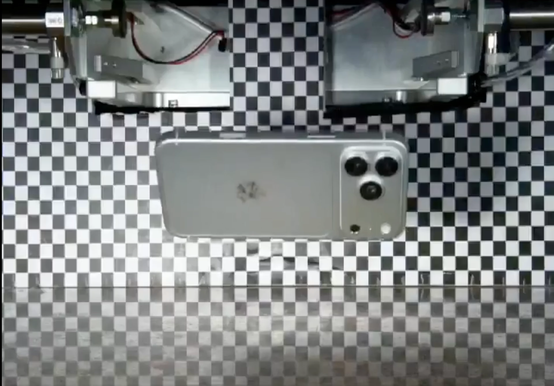 Apple, это фиаско: настоящий iPhone 18 Pro слили в сеть до последней детали картинка Apple, это фиаско: настоящий iPhone 18 Pro слили в сеть до последней детали
