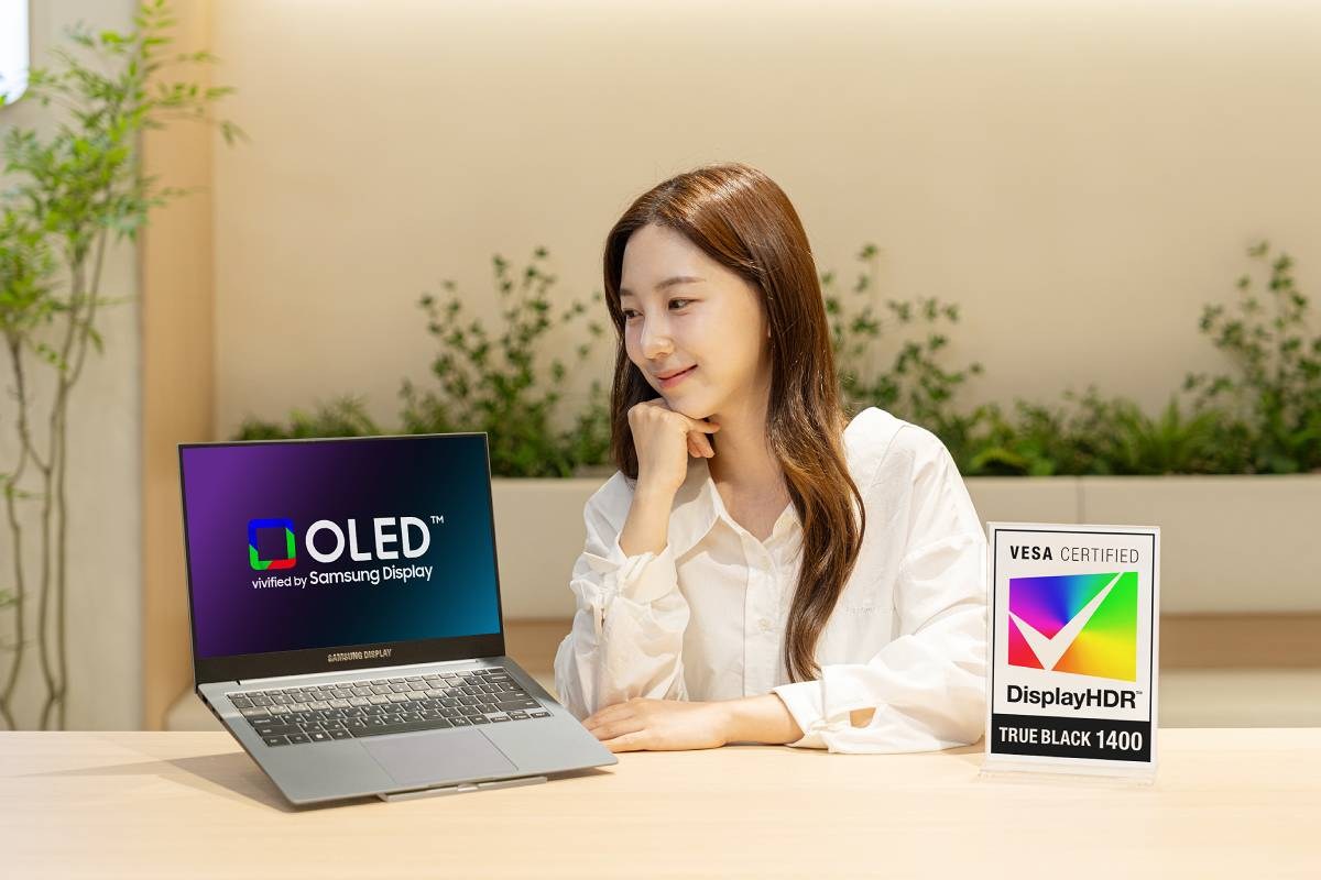Apple выберет Samsung эксклюзивным поставщиком OLED-панелей для MacBook Pro картинка Samsung поставит экраны для Apple MacBook Pro | DGL.RU