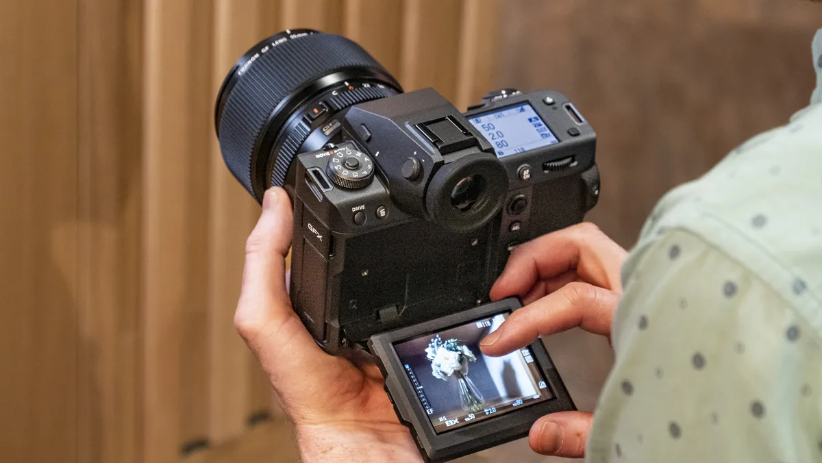 Лучшая камера Fujifilm: лучший выбор беззеркальных и компактных фотоаппаратов картинка Fujifilm X-H2S — лучшая гибридная камера для экшен-съемки