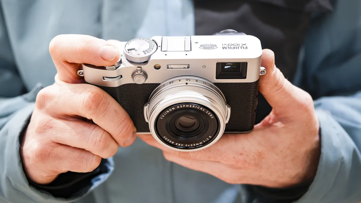 Лучшая камера Fujifilm: лучший выбор беззеркальных и компактных фотоаппаратов картинка Fujifilm X-H2S — лучшая гибридная камера для экшен-съемки