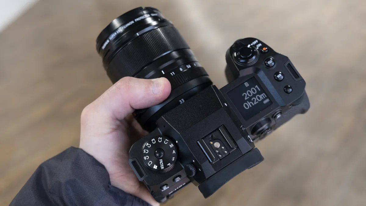 Лучшая камера Fujifilm: лучший выбор беззеркальных и компактных фотоаппаратов картинка Fujifilm X-H2S — лучшая гибридная камера для экшен-съемки