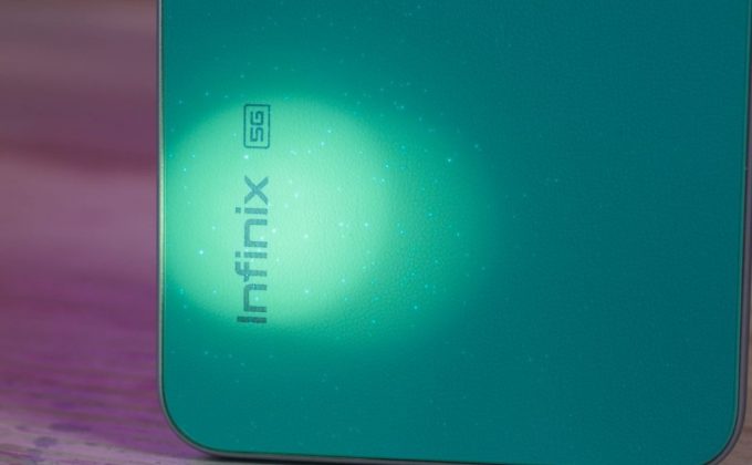 Infinix Hot 70 Pro поставляется в шести различных вариантах отделки