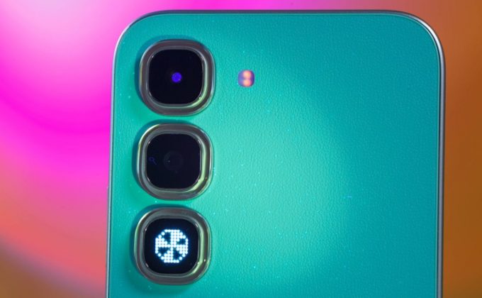 Infinix Hot 70 Pro поставляется в шести различных вариантах отделки