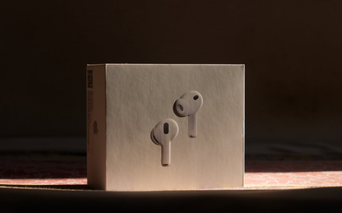 Интеграция камер в AirPods: противоречивые слухи о заморозке проекта и новые данные из кода iOS 27