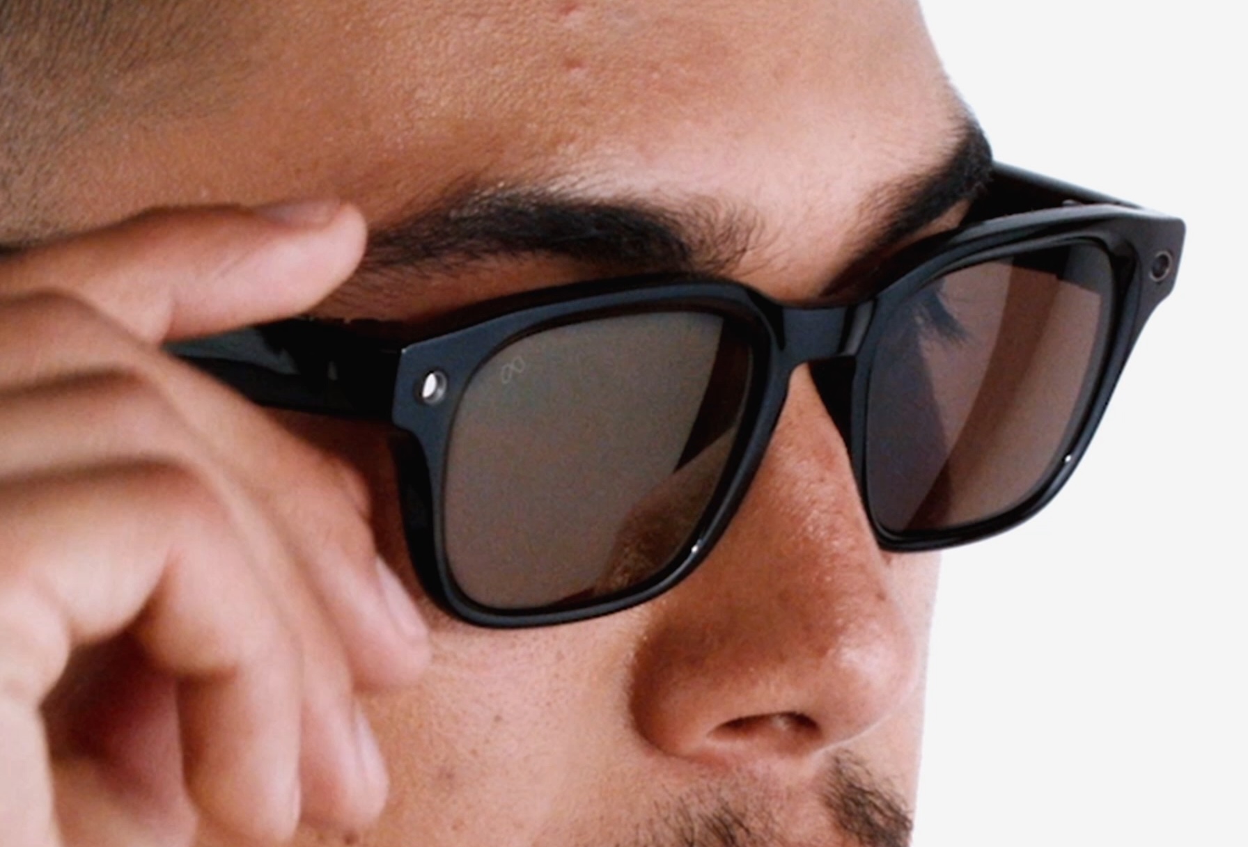 Камера умных очков Ray-Ban перестанет работать при блокировке индикатора записи картинка Ray-Ban Meta: блокировка камеры при закрытии диода | DGL.RU