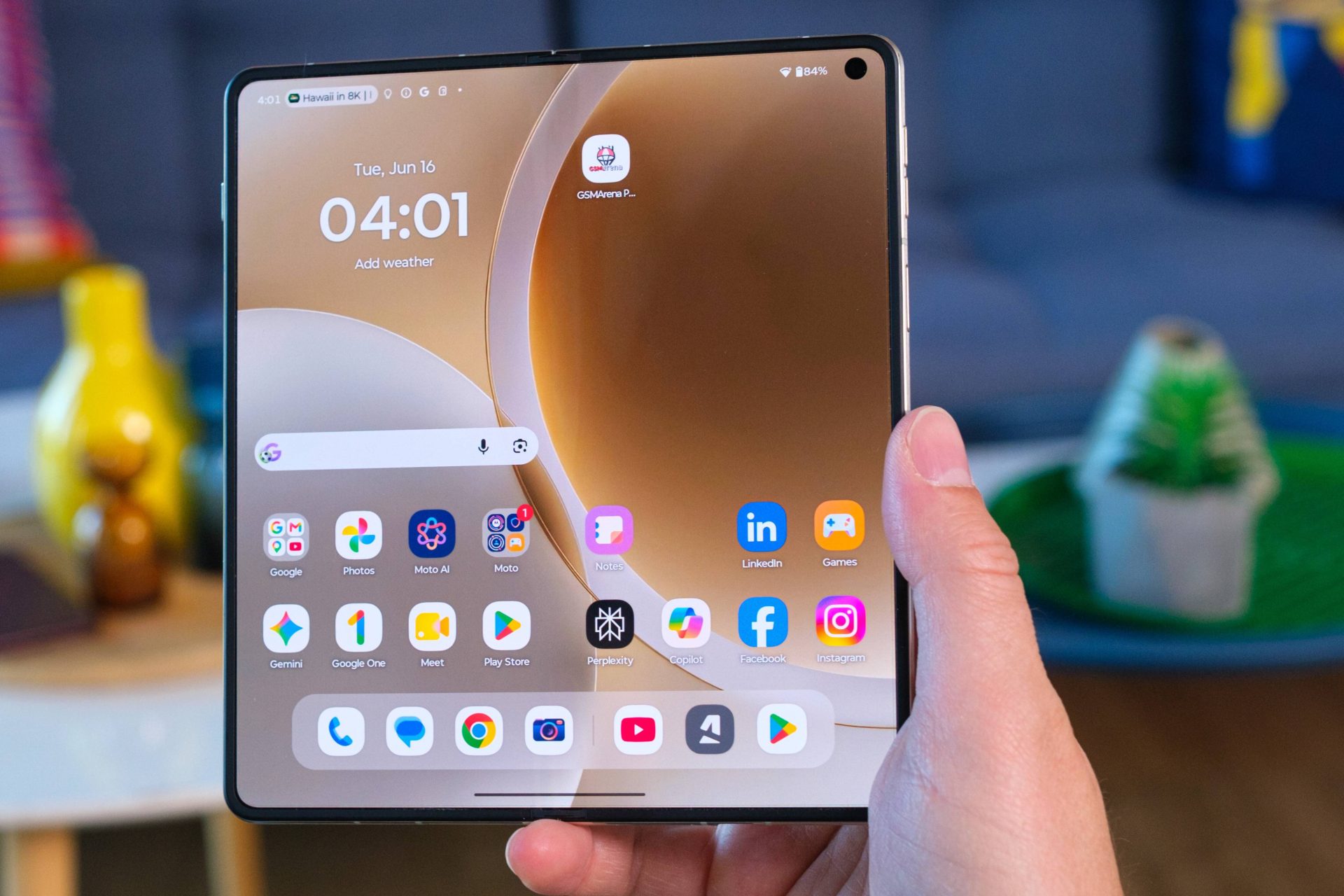 Обзор Motorola Razr Fold: характеристики и распаковка картинка Обзор и распаковка книжки Motorola Razr Fold | DGL.RU