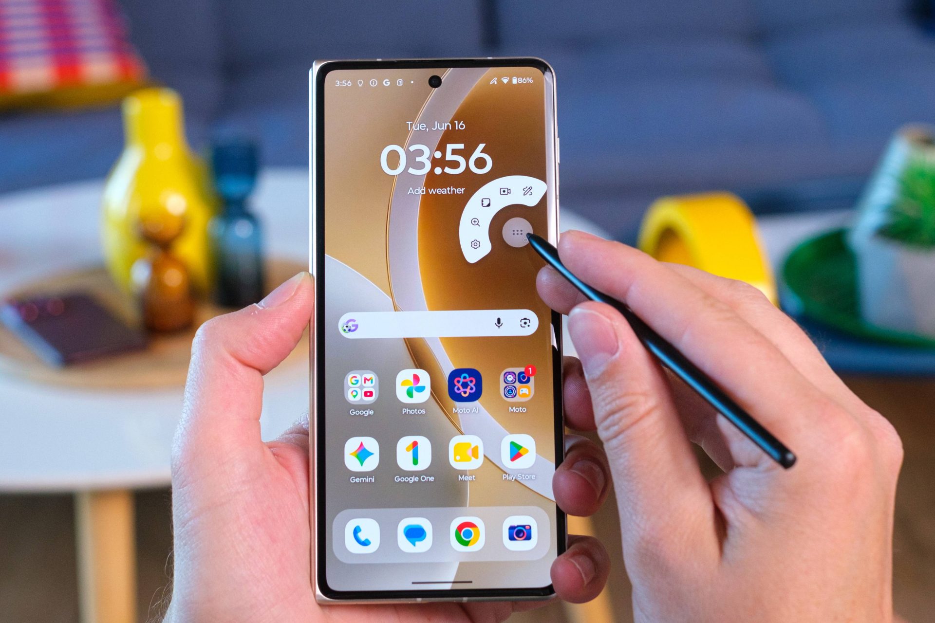 Обзор Motorola Razr Fold: характеристики и распаковка картинка Обзор и распаковка книжки Motorola Razr Fold | DGL.RU