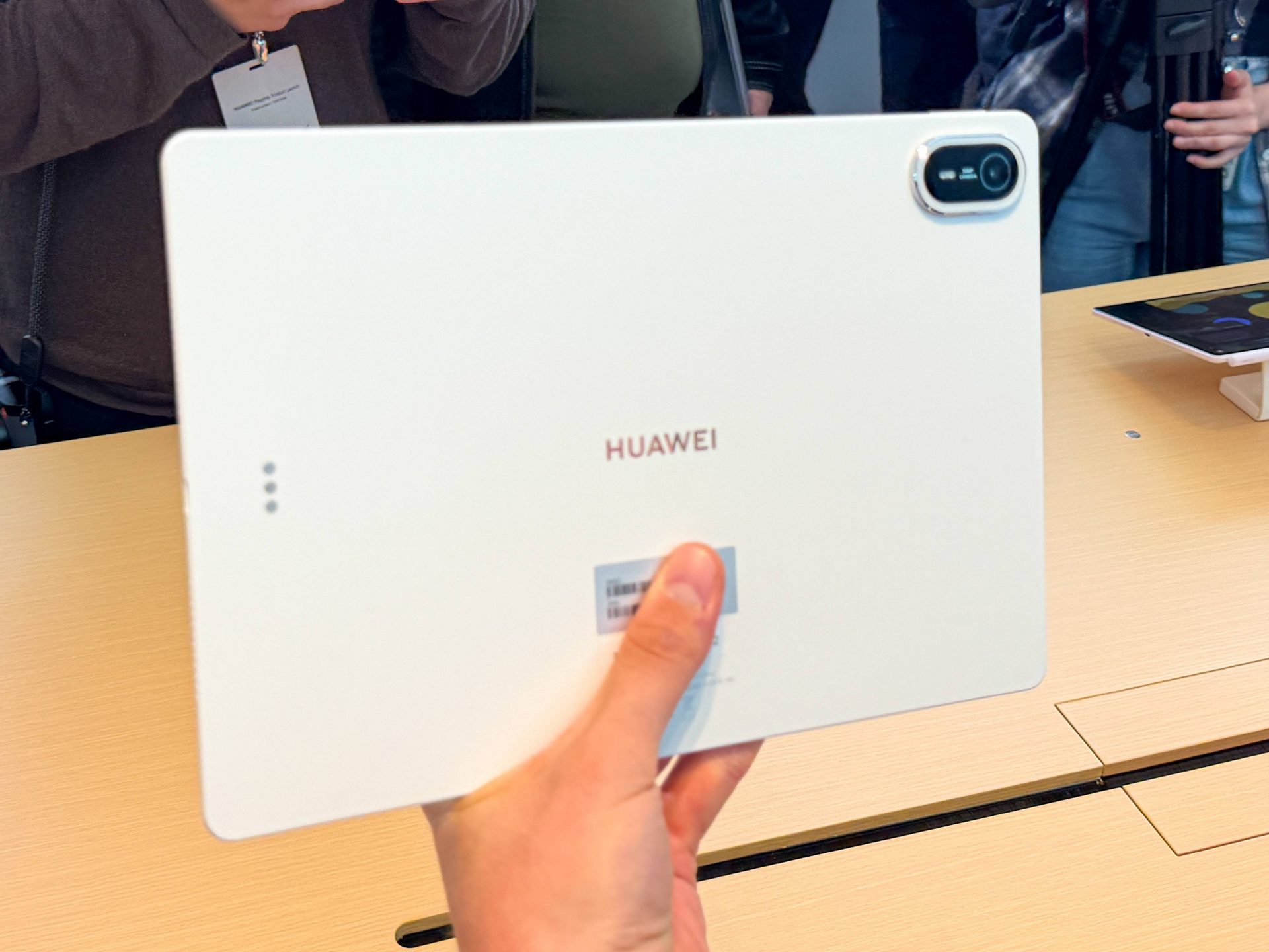 Планшет Huawei MatePad Air (2026) получил OLED-экран PaperMatte и процессор Kirin T93C картинка Планшет Huawei MatePad Air получил OLED-экран | DGL.RU