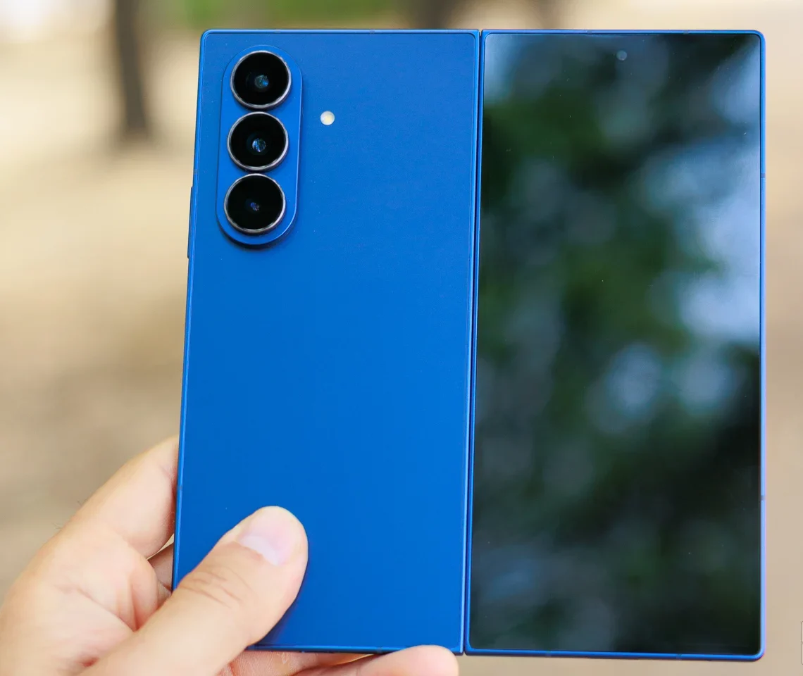 Samsung анонсировала редизайн серии Galaxy Z и запустила тизерную кампанию для Galaxy Z Fold 8 картинка Смартфон Samsung Galaxy Z Fold 8 и версия Ultra | DGL.RU