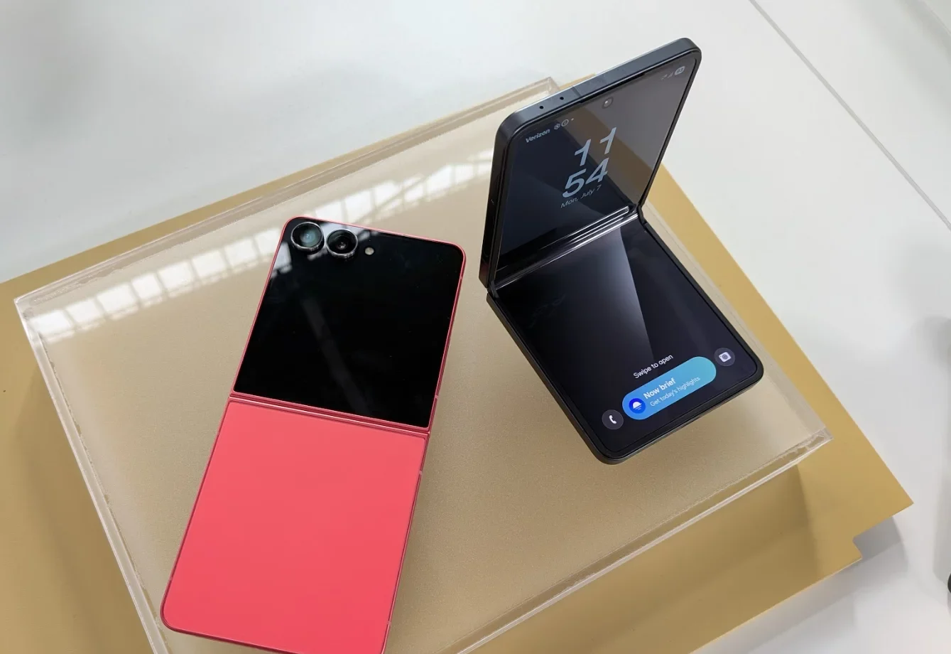 Samsung Galaxy Z Flip 8: технические характеристики и слухи о закрытии серии картинка Смартфон Samsung Galaxy Z Flip 8 закроет серию | DGL.RU