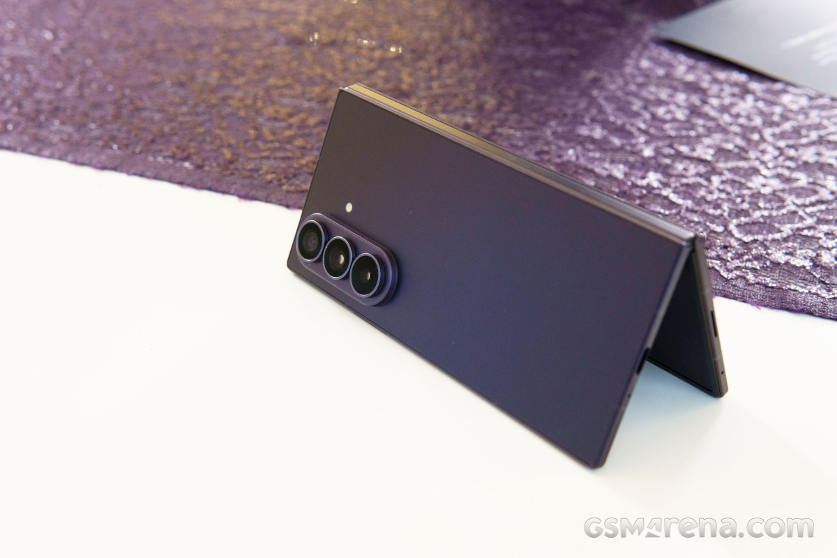 Обзор Samsung Galaxy Z Fold8, Z Fold8 Ultra, Z Flip8: первые впечатления картинка Смартфон Samsung Galaxy Z Fold8 Ultra: что нового | DGL.RU