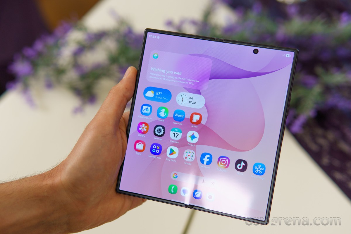 Обзор Samsung Galaxy Z Fold8, Z Fold8 Ultra, Z Flip8: первые впечатления картинка Смартфон Samsung Galaxy Z Fold8 Ultra: что нового | DGL.RU