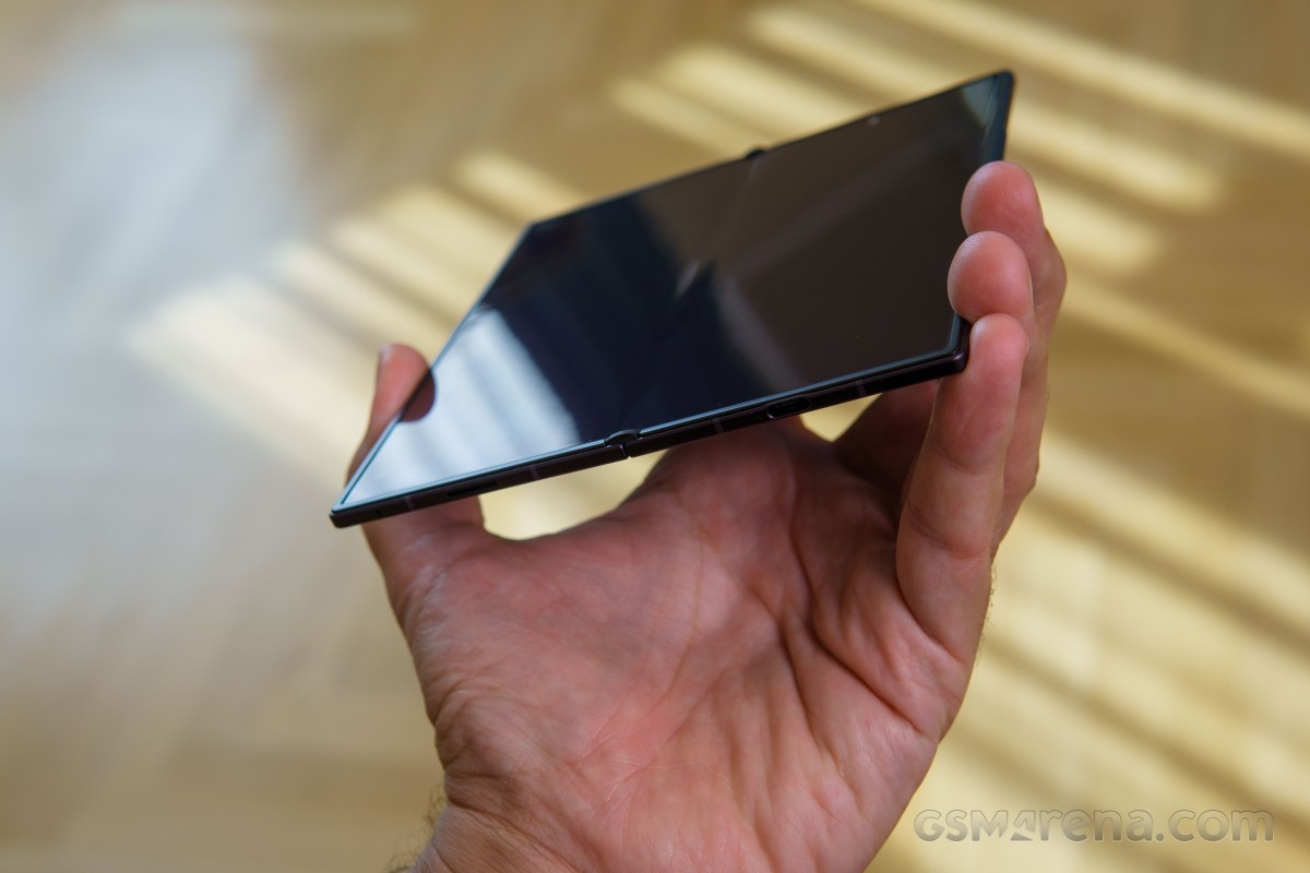 Обзор Samsung Galaxy Z Fold8, Z Fold8 Ultra, Z Flip8: первые впечатления картинка Смартфон Samsung Galaxy Z Fold8 Ultra: что нового | DGL.RU