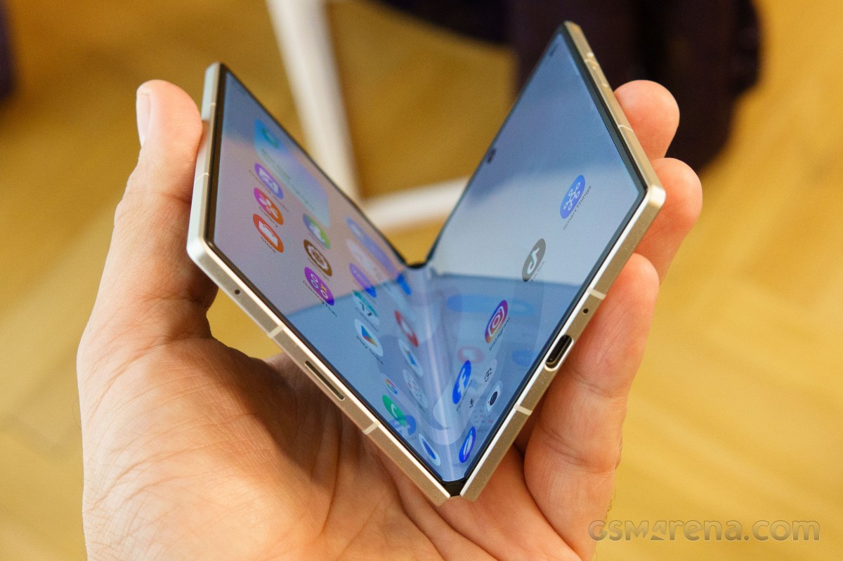 Обзор Samsung Galaxy Z Fold8, Z Fold8 Ultra, Z Flip8: первые впечатления картинка Смартфон Samsung Galaxy Z Fold8 Ultra: что нового | DGL.RU