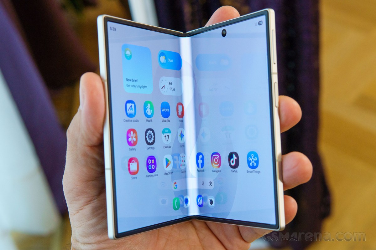 Обзор Samsung Galaxy Z Fold8, Z Fold8 Ultra, Z Flip8: первые впечатления картинка Смартфон Samsung Galaxy Z Fold8 Ultra: что нового | DGL.RU