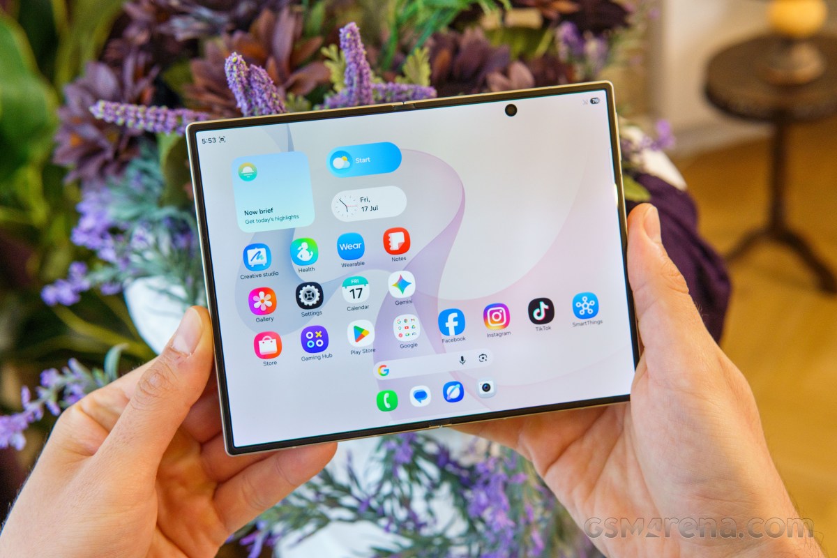 Обзор Samsung Galaxy Z Fold8, Z Fold8 Ultra, Z Flip8: первые впечатления картинка Смартфон Samsung Galaxy Z Fold8 Ultra: что нового | DGL.RU