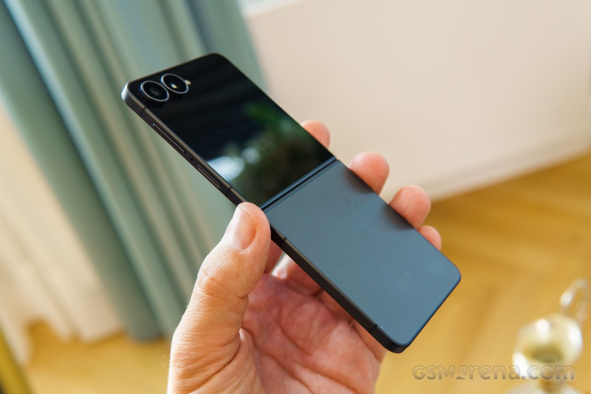 Обзор Samsung Galaxy Z Fold8, Z Fold8 Ultra, Z Flip8: первые впечатления картинка Смартфон Samsung Galaxy Z Fold8 Ultra: что нового | DGL.RU