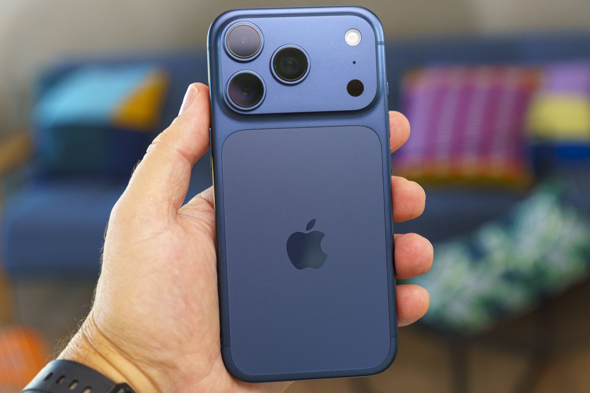 Смартфоны iPhone 18 Pro получат рекордные батареи, новые сенсоры Sony и другие модемы связи картинка Смартфон iPhone 18 Pro: новые батареи и цены | DGL.RU