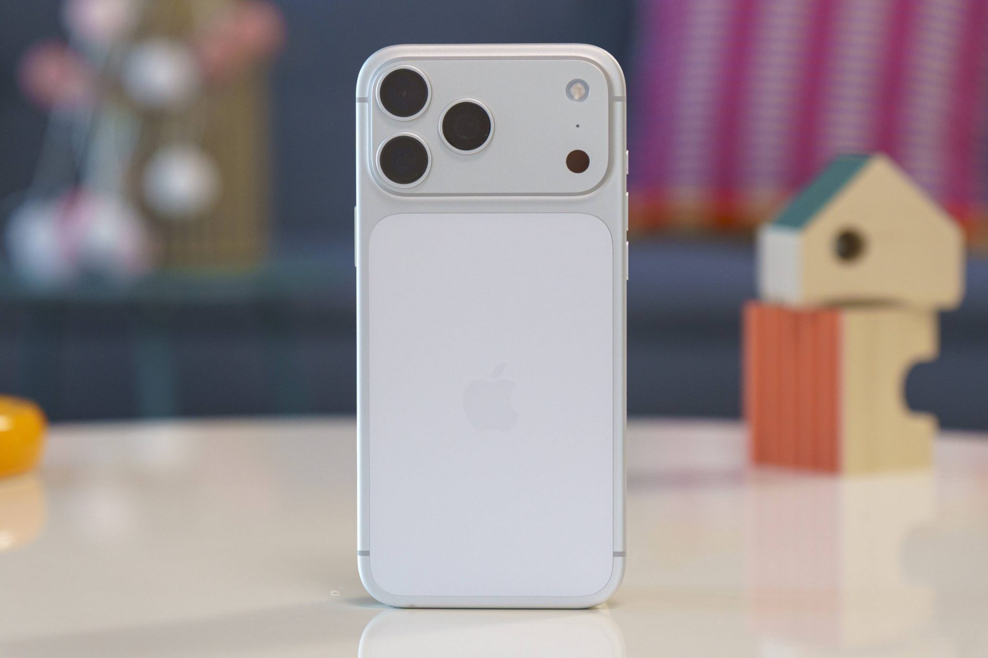 Смартфоны iPhone 18 Pro получат рекордные батареи, новые сенсоры Sony и другие модемы связи картинка Смартфон iPhone 18 Pro: новые батареи и цены | DGL.RU
