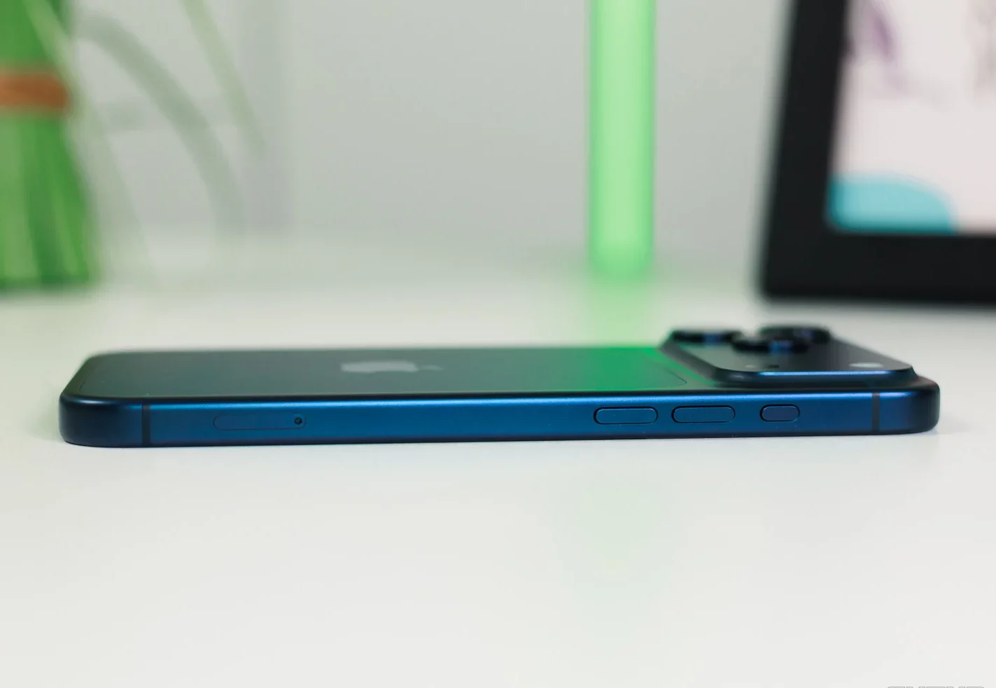 Технические подробности iPhone 18 Pro и 18 Pro Max: переменная диафрагма, рекордный аккумулятор и чип A20 Pro картинка Смартфон Apple iPhone 18 Pro Max станет толще | DGL.RU