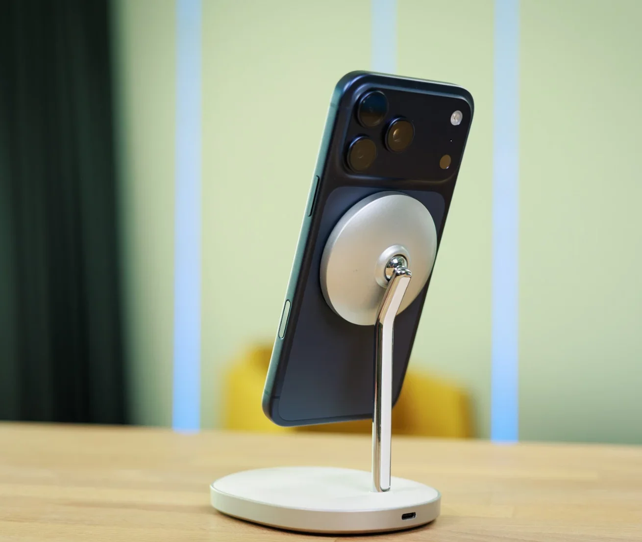 Технические подробности iPhone 18 Pro и 18 Pro Max: переменная диафрагма, рекордный аккумулятор и чип A20 Pro картинка Смартфон Apple iPhone 18 Pro Max станет толще | DGL.RU