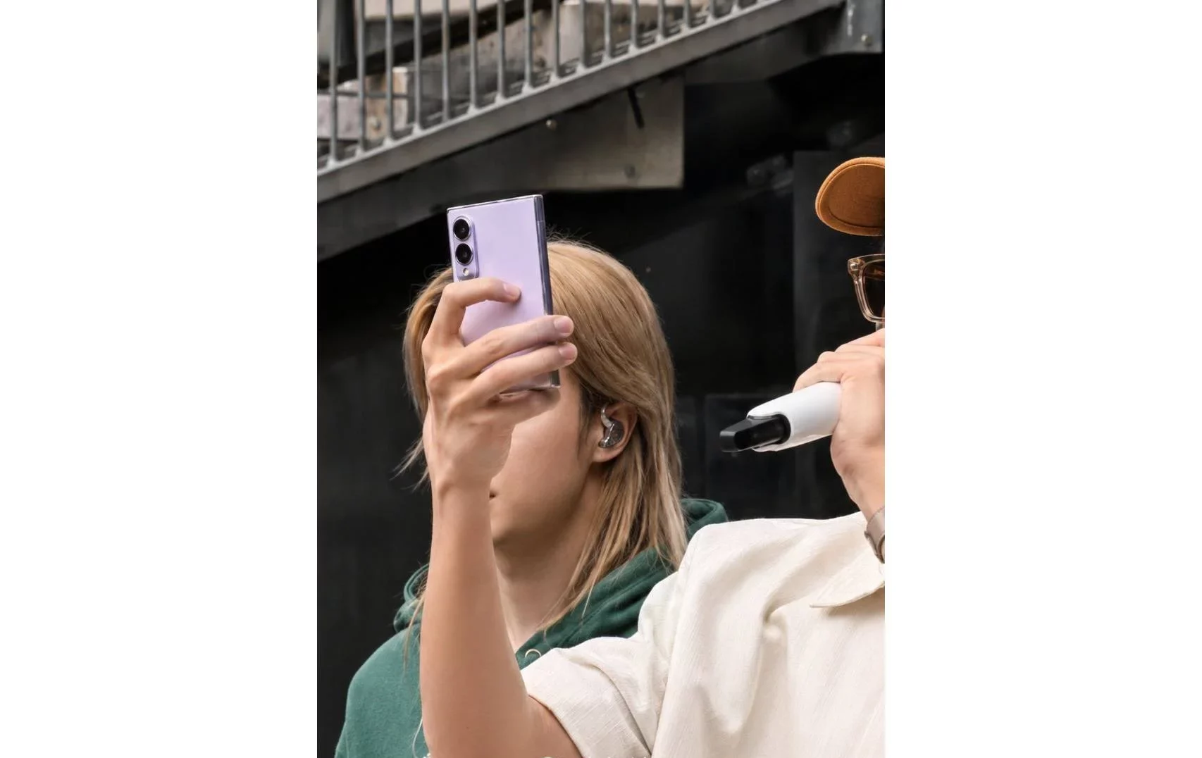 В сеть попали кадры со складным смартфоном Samsung Galaxy Z Fold 8 от амбассадора бренда картинка Смартфон Samsung Galaxy Z Fold 8: новый дизайн | DGL.RU
