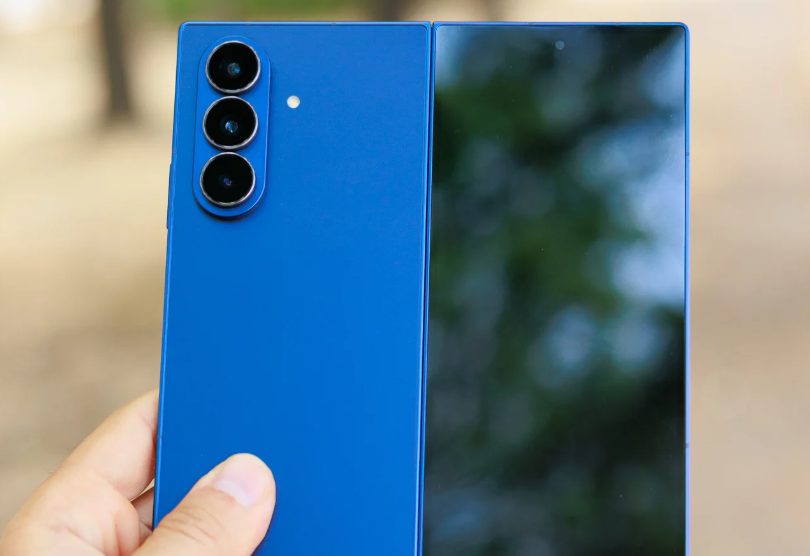 На просочившихся в сеть кадрах Samsung Galaxy Z Fold 8 Ultra видна едва заметная складка