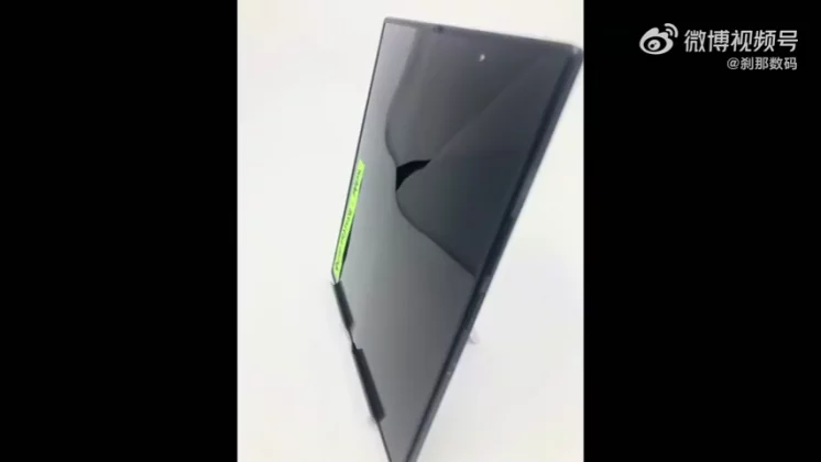 На просочившихся в сеть кадрах Samsung Galaxy Z Fold 8 Ultra видна едва заметная складка