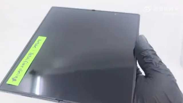 На просочившихся в сеть кадрах Samsung Galaxy Z Fold 8 Ultra видна едва заметная складка