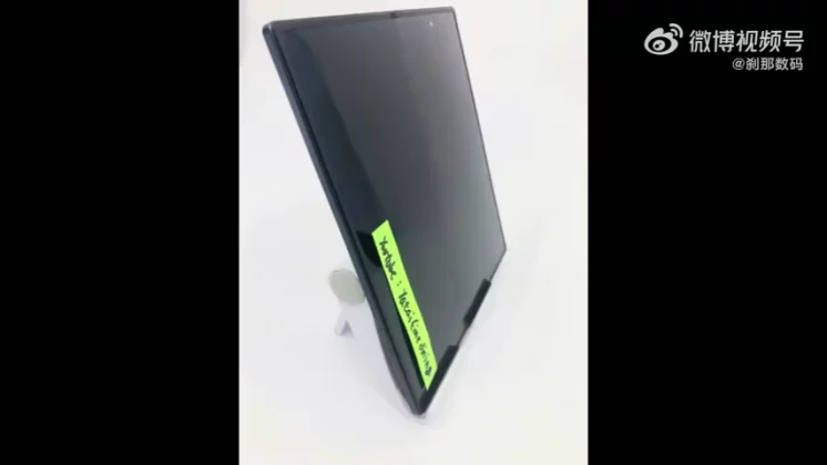 На просочившихся в сеть кадрах Samsung Galaxy Z Fold 8 Ultra видна едва заметная складка