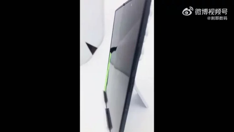 На просочившихся в сеть кадрах Samsung Galaxy Z Fold 8 Ultra видна едва заметная складка