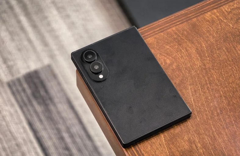 Galaxy Z Fold8 Wide в черном цвете: можно ли верить новой мега-утечке Samsung картинка Анатомия обмана: как нас пытаются заставить поверить в фиктивный Galaxy Z Fold8 Wide