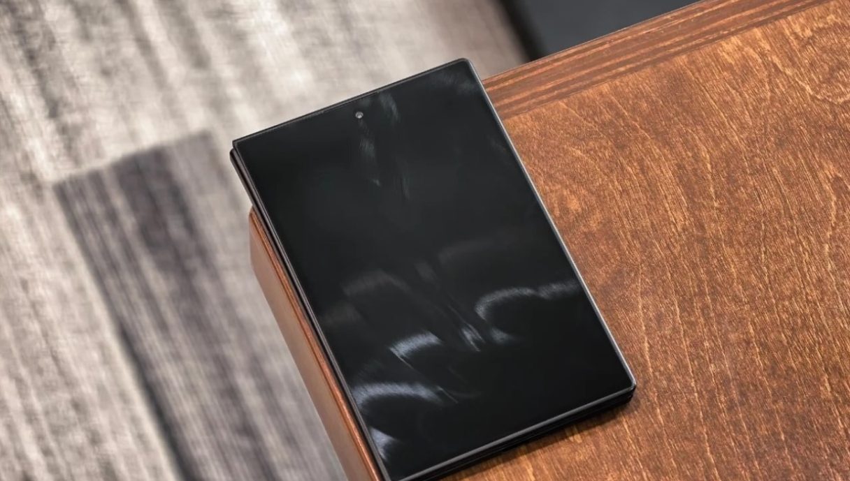 Galaxy Z Fold8 Wide в черном цвете: можно ли верить новой мега-утечке Samsung картинка Анатомия обмана: как нас пытаются заставить поверить в фиктивный Galaxy Z Fold8 Wide
