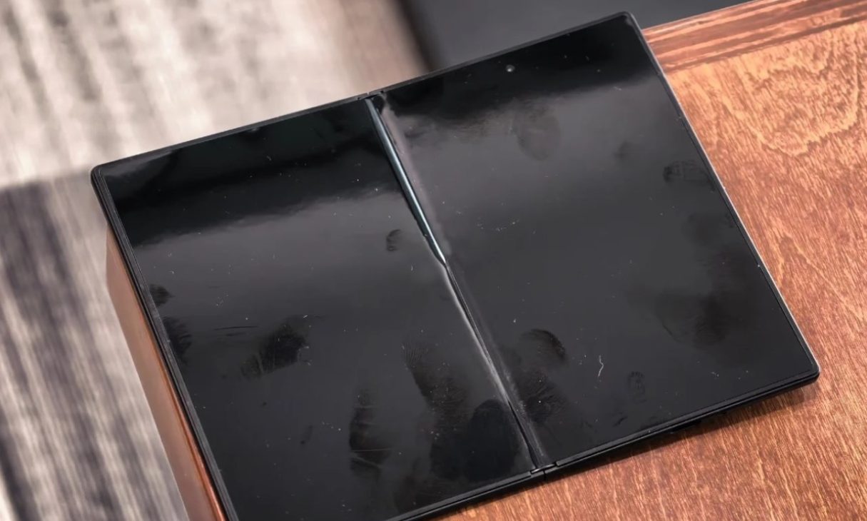 Galaxy Z Fold8 Wide в черном цвете: можно ли верить новой мега-утечке Samsung картинка Анатомия обмана: как нас пытаются заставить поверить в фиктивный Galaxy Z Fold8 Wide
