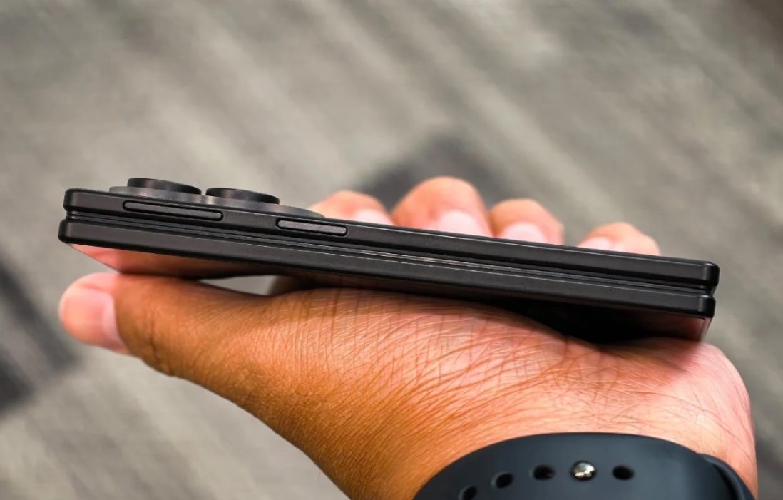 Galaxy Z Fold8 Wide в черном цвете: можно ли верить новой мега-утечке Samsung картинка Анатомия обмана: как нас пытаются заставить поверить в фиктивный Galaxy Z Fold8 Wide