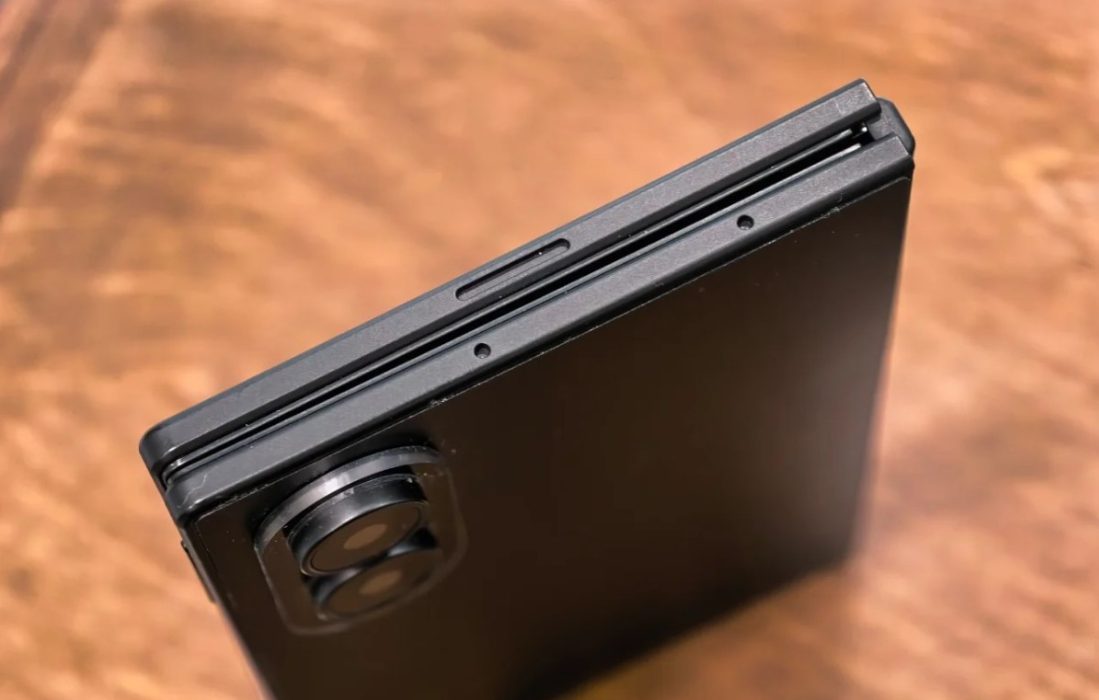 Galaxy Z Fold8 Wide в черном цвете: можно ли верить новой мега-утечке Samsung картинка Анатомия обмана: как нас пытаются заставить поверить в фиктивный Galaxy Z Fold8 Wide
