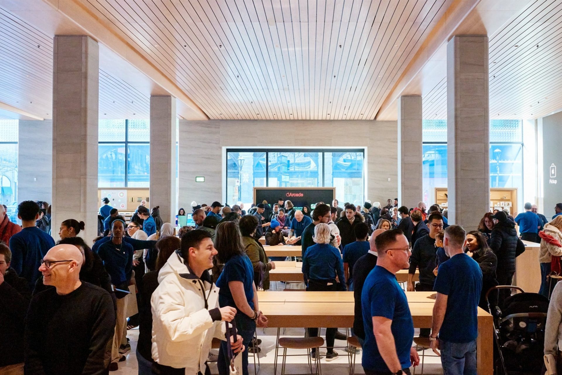 Apple готовит фирменные магазины к запуску умного дисплея для дома картинка Умный дисплей Apple: подготовка магазинов | DGL.RU