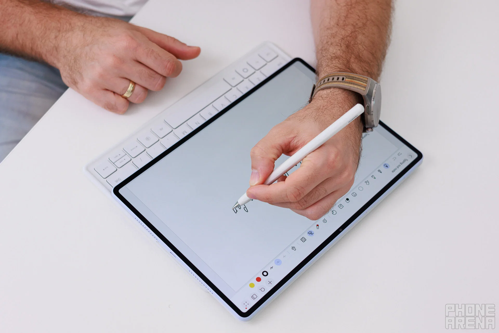 Обзор Huawei MatePad Air 2026: очень приятный и легкий планшет картинка Планшет Huawei MatePad Air 2026: лёгкость OLED | DGL.RU